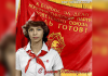 Советский пионер на фоне пионерского флага
