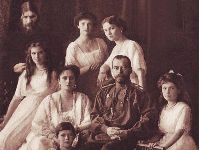 Николай II с женой и детьми и Григорий Распутин