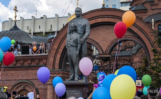 Памятник Николаю II с сыном, открытый в Новосибирске 16 июля 2017 года