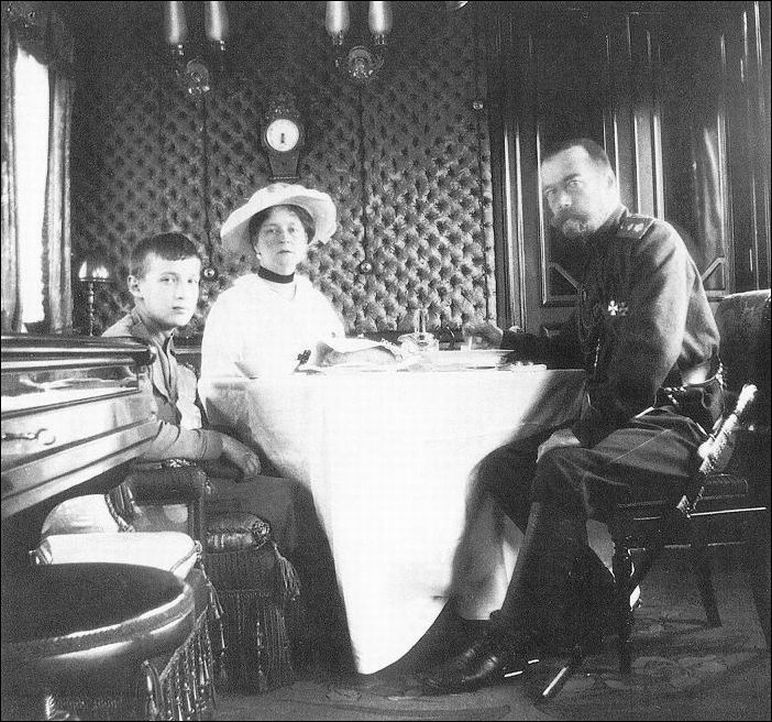 В Императорском вагоне: Николай II, императрица Александра Федоровна и цесаревич Алексей, весна 1916 года