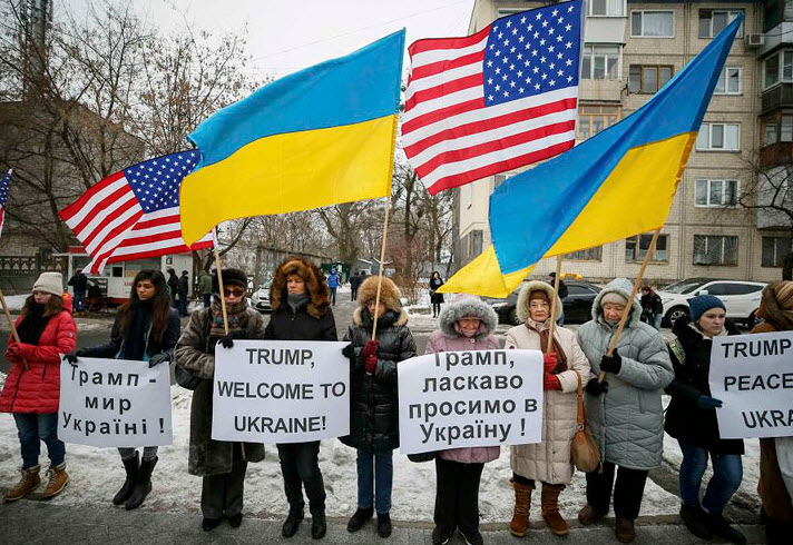Украинцы приветствуют Трампа с флагами Украины и США