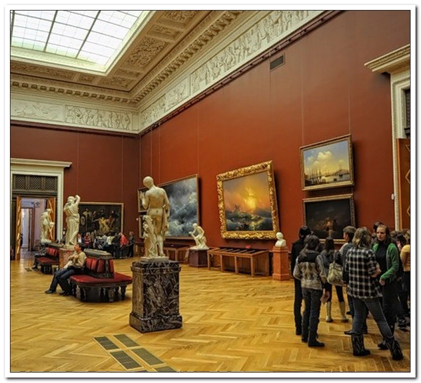 Зал в Русском музее, где висит картина «Девятый вал»-11
