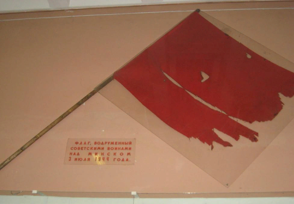 Флаг, поднятый 3 июля над зданием театра им. Янки Купалы