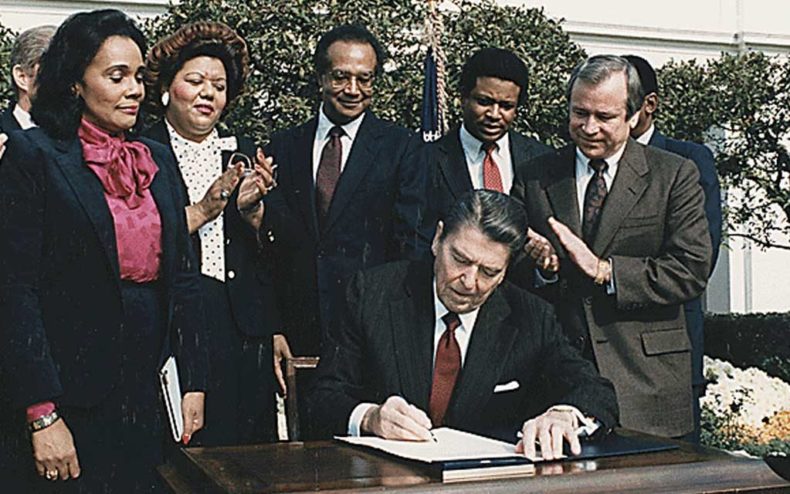 2 ноября 1983 года, Президент Рональд Рейган подписывает законопроект, по которому день рождения Кинга стал национальным праздником